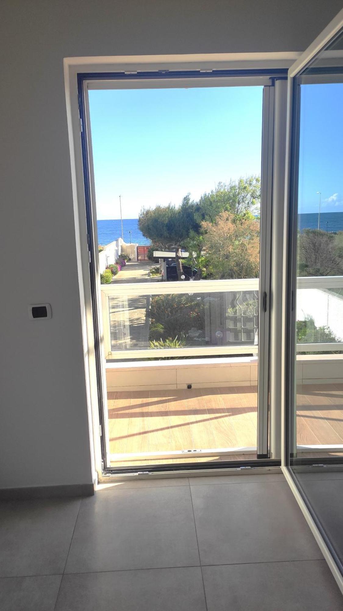 Seagull - Front And Sea View & Airport Apartamento Bari